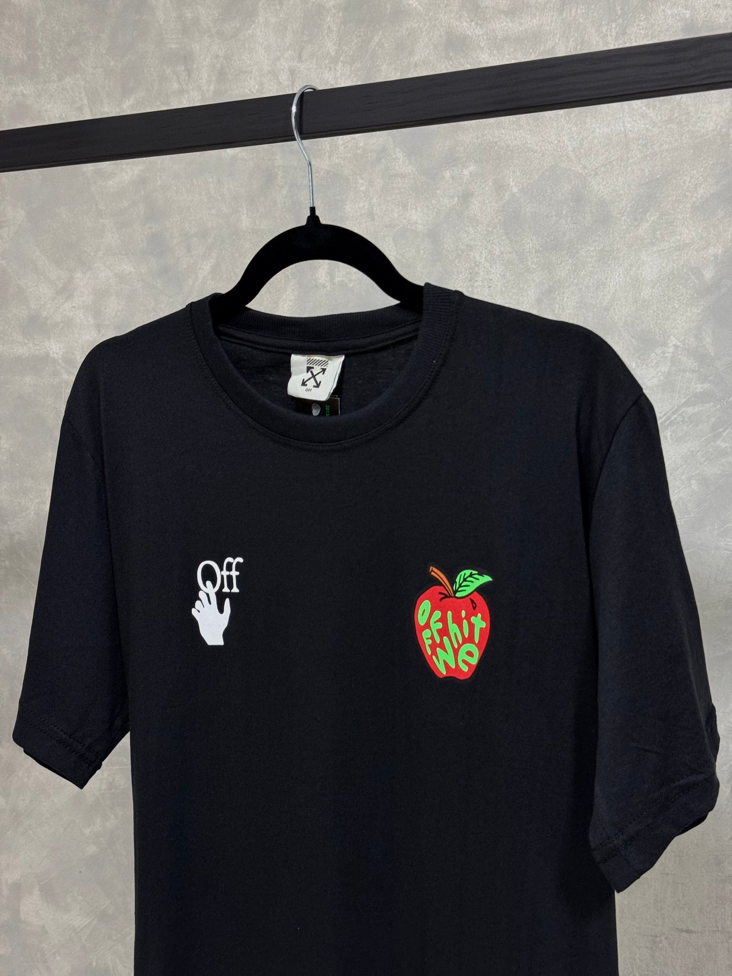 Camiseta Off Withe Apple