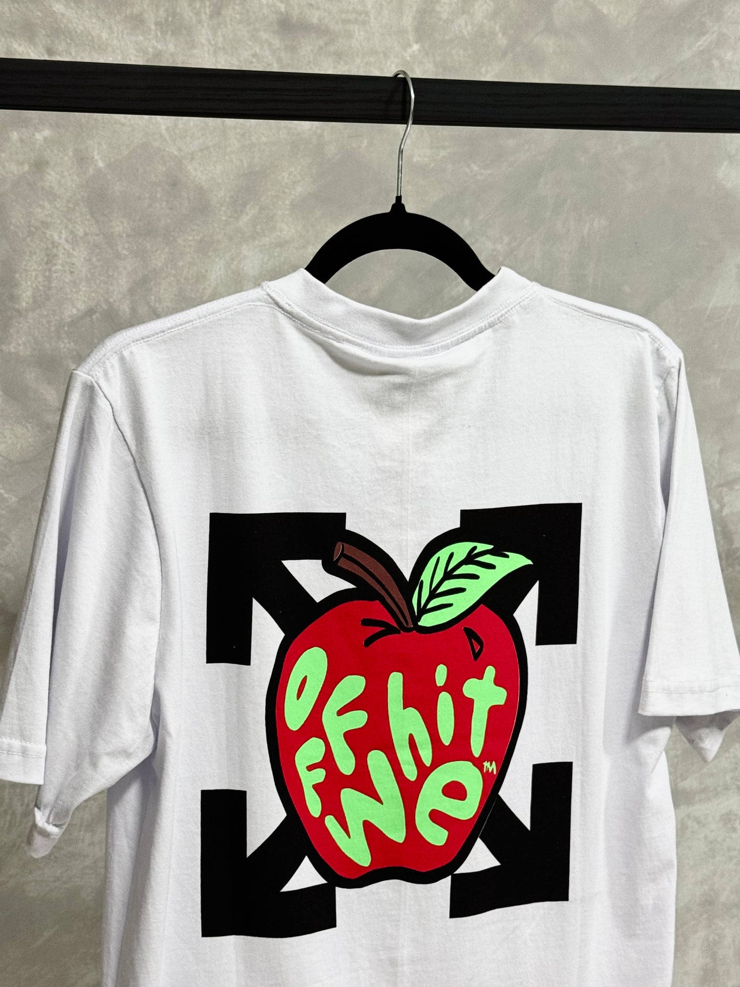 Camiseta Off Withe Apple