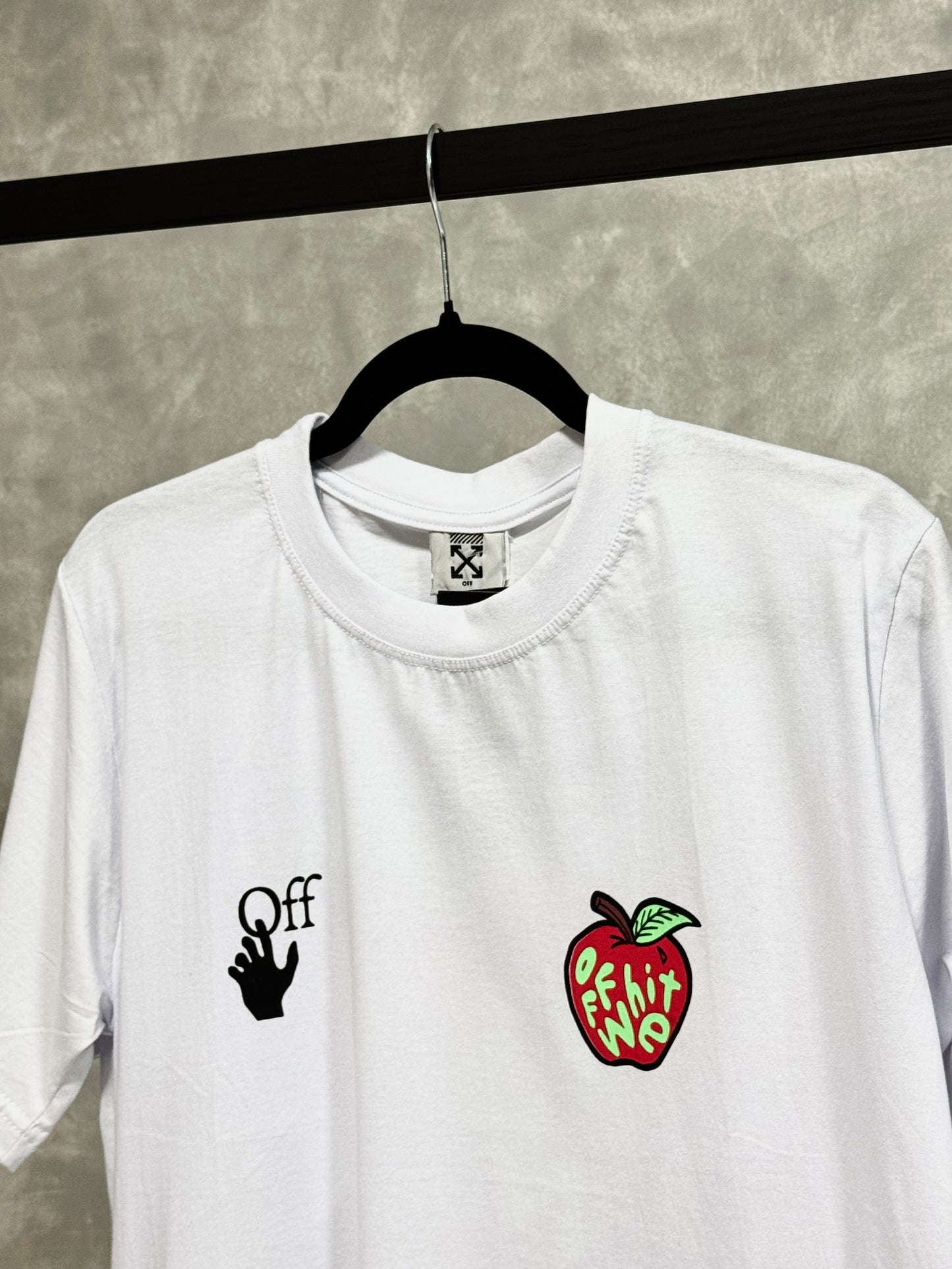 Camiseta Off Withe Apple