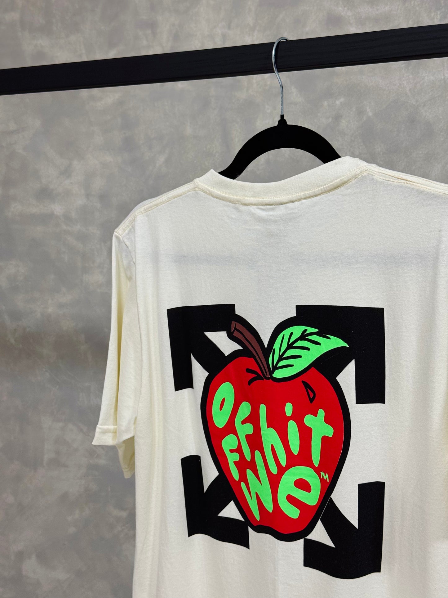 Camiseta Off Withe Apple
