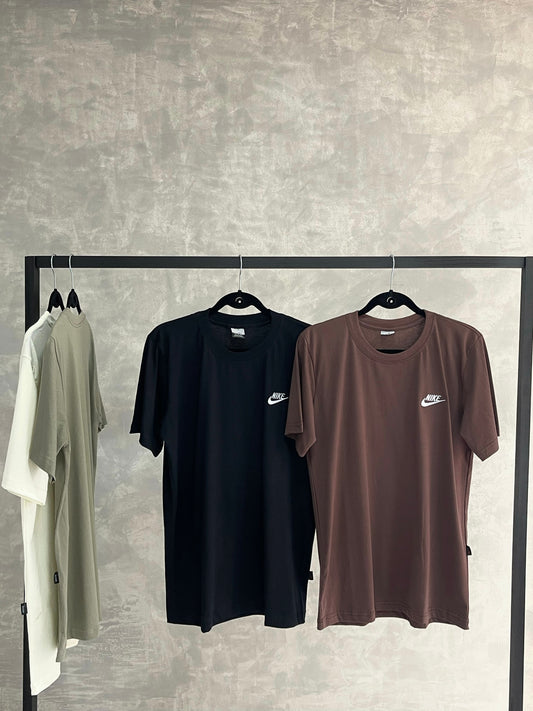 Camiseta Nike Básica Logo Bordado