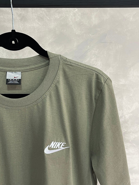 Camiseta Nike Básica Logo Bordado