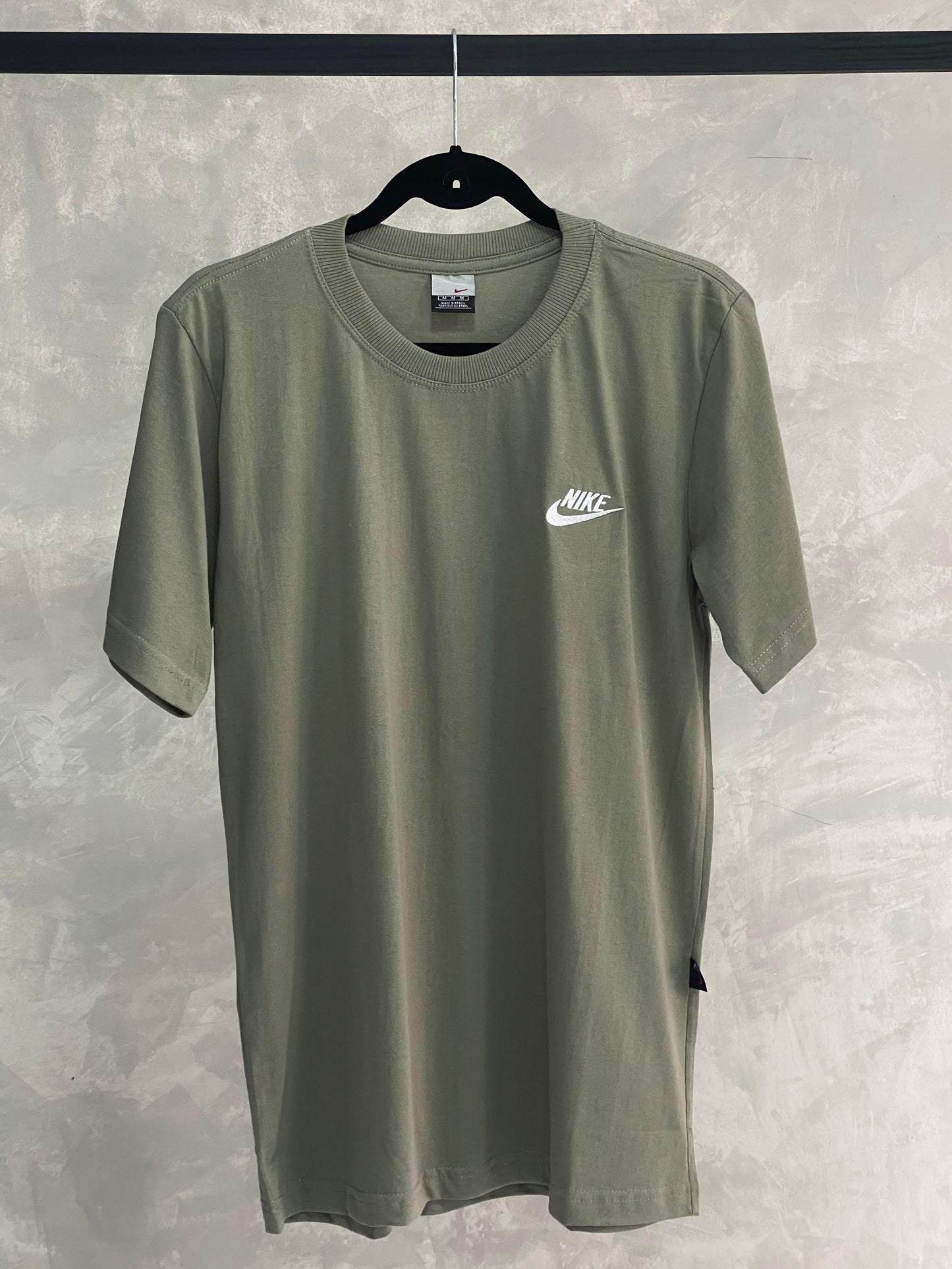 Camiseta Nike Básica Logo Bordado