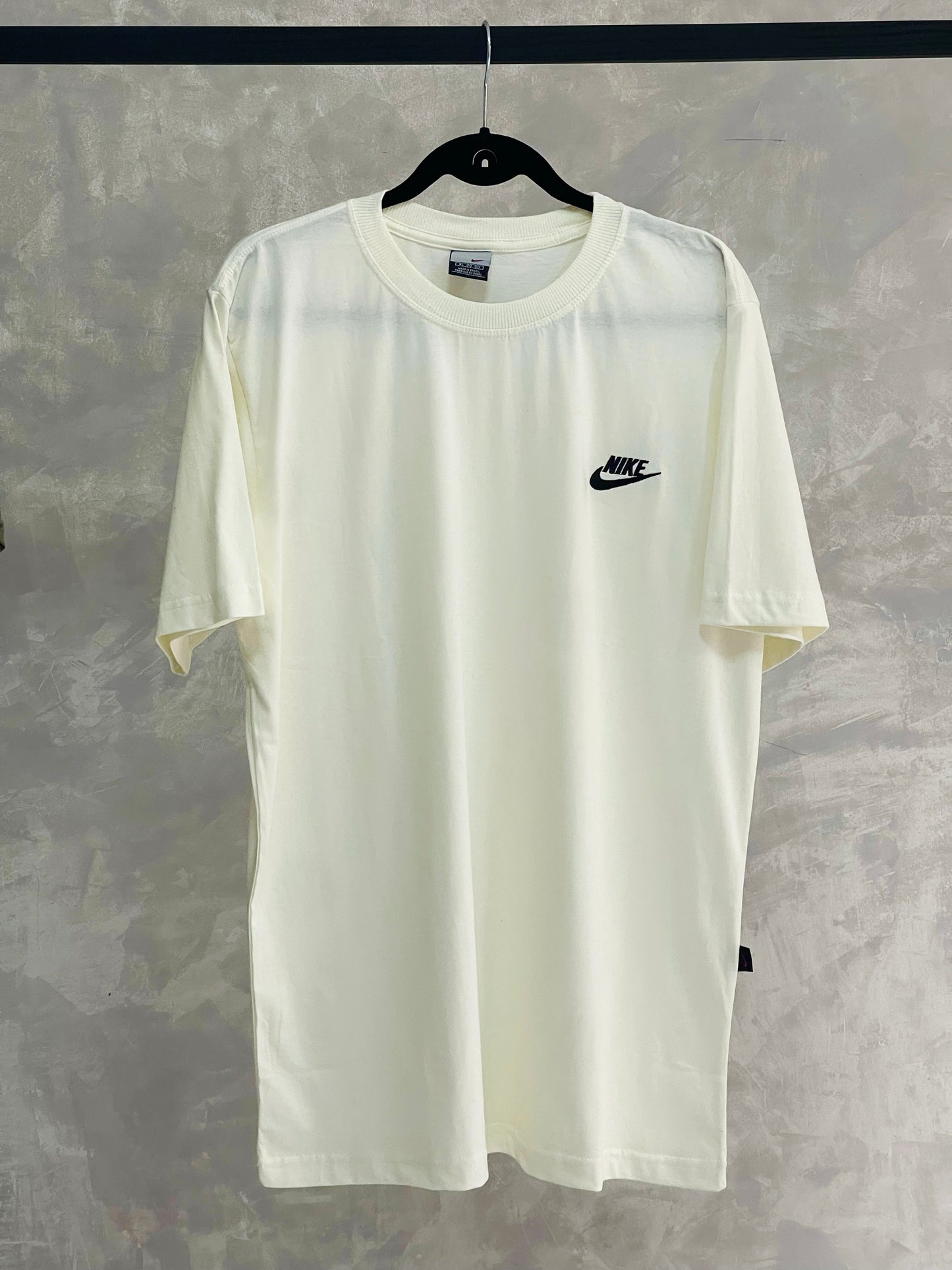 Camiseta Nike Básica Logo Bordado